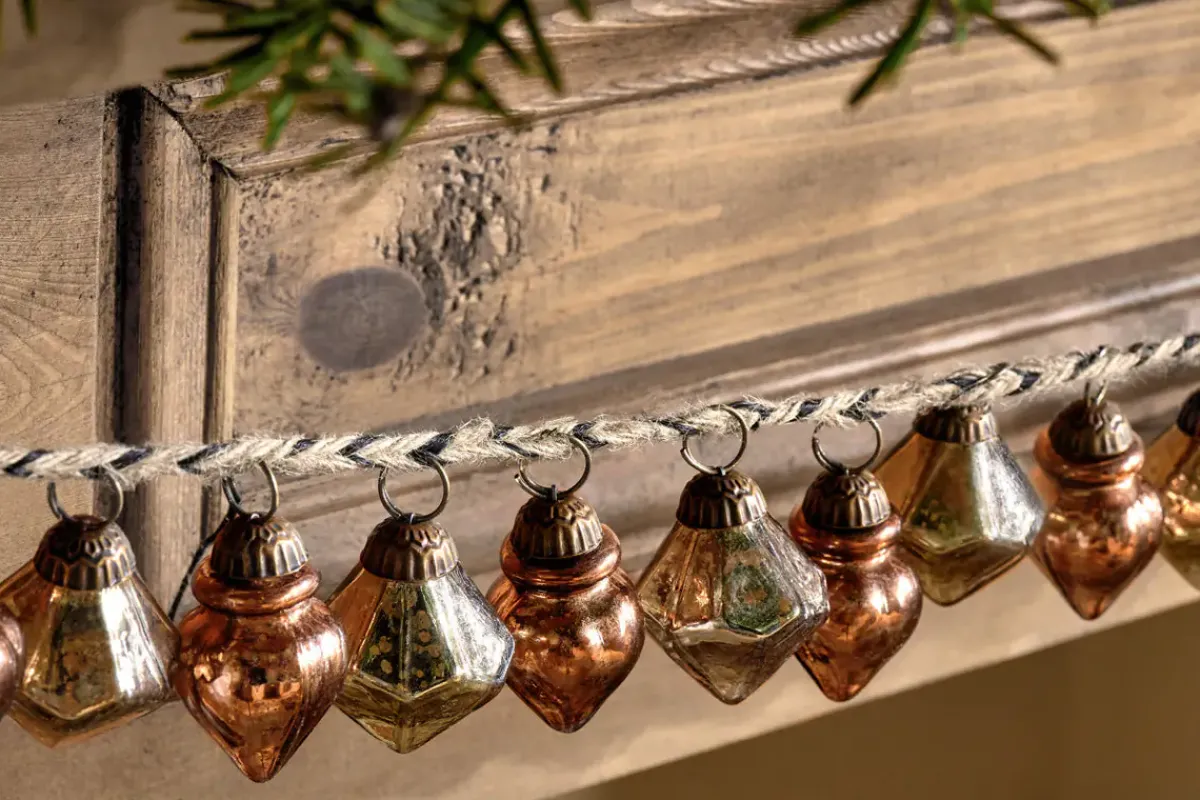 Wreaths & Garlands|Winter Berries^Nkuku Ekiti Bauble Garland - Antique Gold & Rust