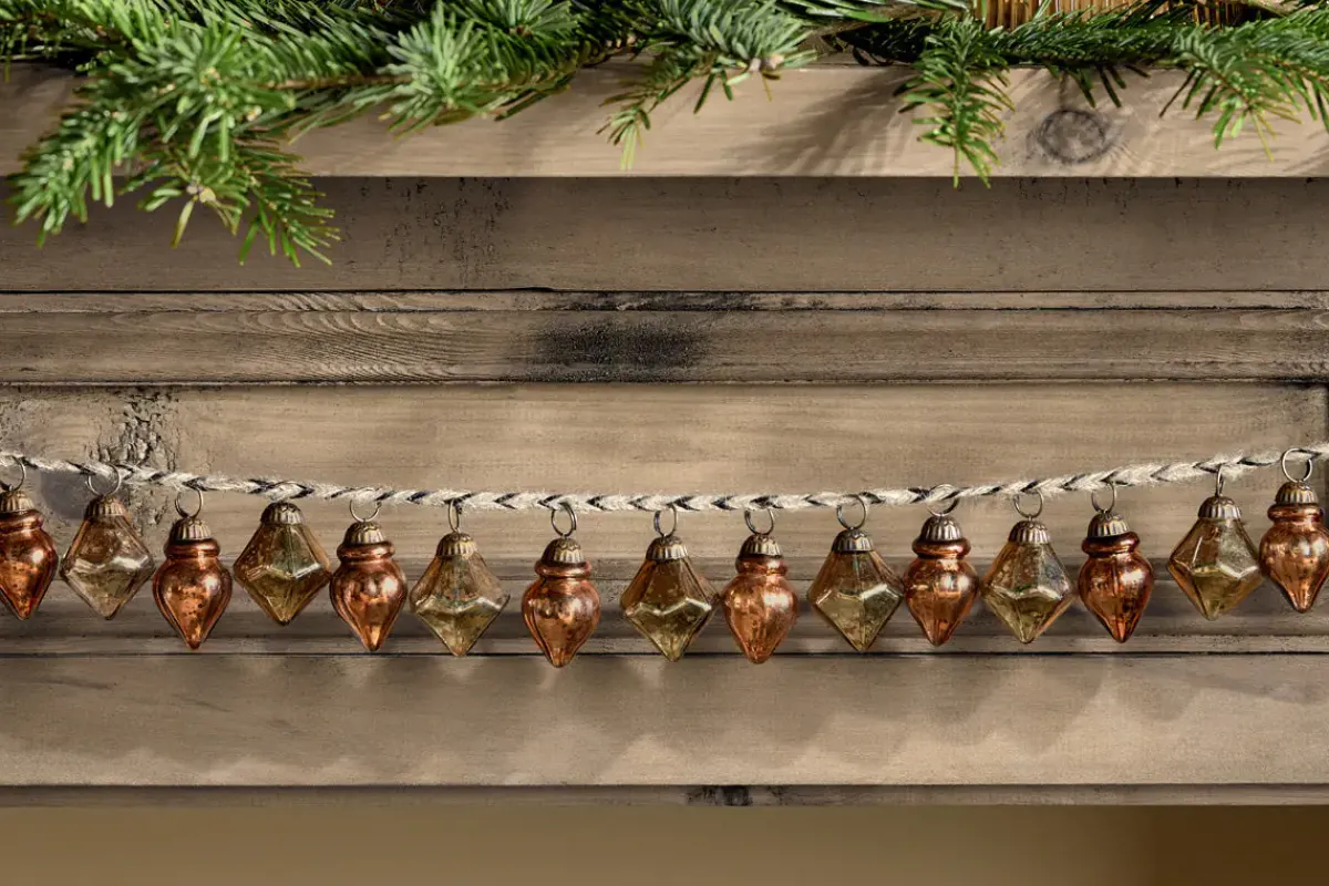 Wreaths & Garlands|Winter Berries^Nkuku Ekiti Bauble Garland - Antique Gold & Rust