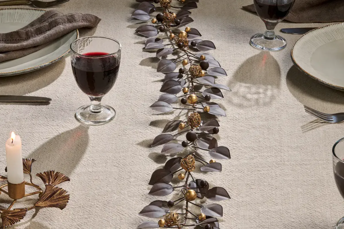Wreaths & Garlands|Winter Berries^Nkuku Ishana Garland - Antique Brass