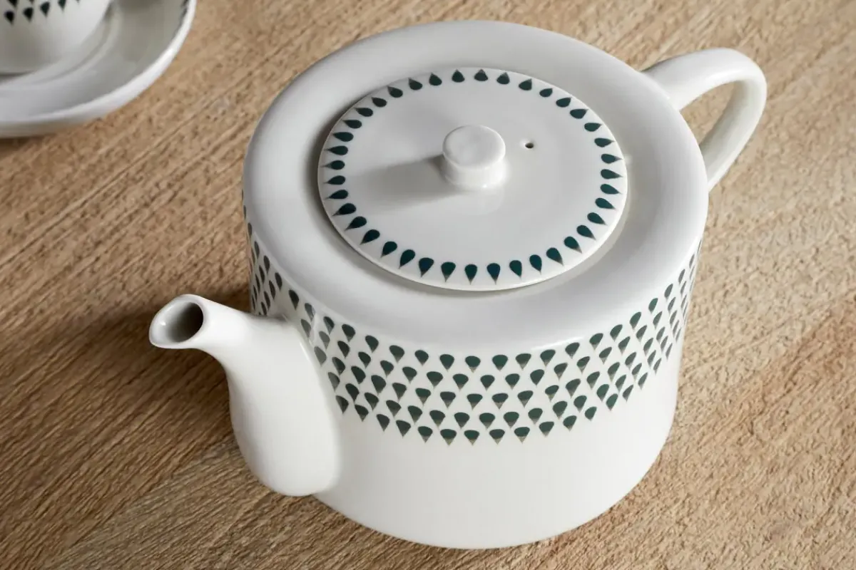 Breakfast Accessories|Teapots & Teacups^Nkuku Juniper Drop 4 Person Teapot - Cream & Juniper Green