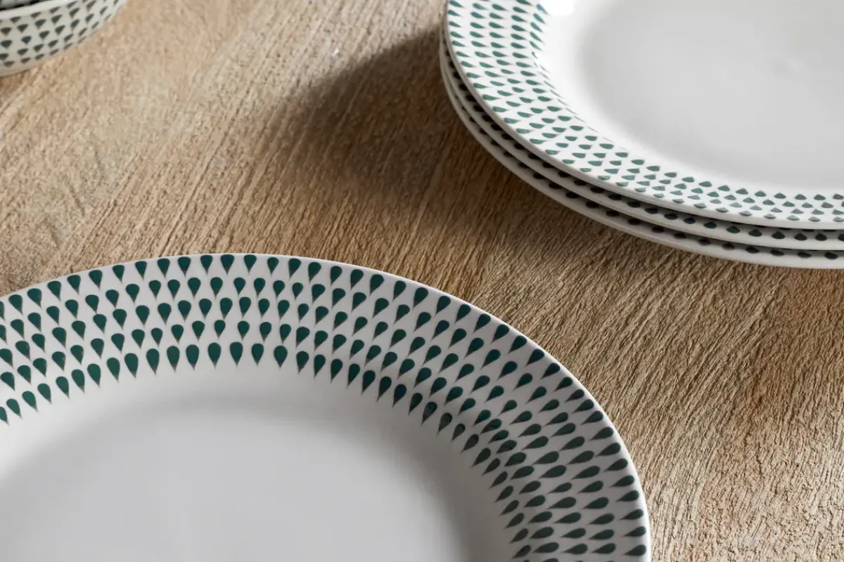 Plates^Nkuku Juniper Drop Dinner Plate - Cream & Juniper